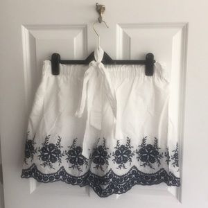 NWOT Navy flower embroidered white shorts